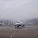 Begruessung mit der traditionellen Wasserfontaene.JPG