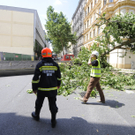 Landstraße: Betonträger stürzt auf die Straße