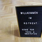 RETREAT_Willkommen im Retreat-Tafel am Parkett _c_ Florian Woergoetter.jpg