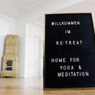 RETREAT_Willkommen im Retreat-Tafel und Kamin _c_ Florian Woergoetter.jpg