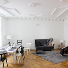 RETREAT_Wohnzimmer mit Mittagstisch und Couch _c_ Florian Woergoetter.jpg