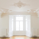 RETREAT_Yogaraum mit Fenstern und Stuck _c_ Florian Woergoetter.jpg