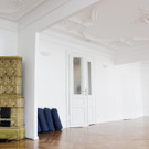RETREAT_Yogaraum mit Kamin und Bolstern _c_ Florian Woergoetter.jpg