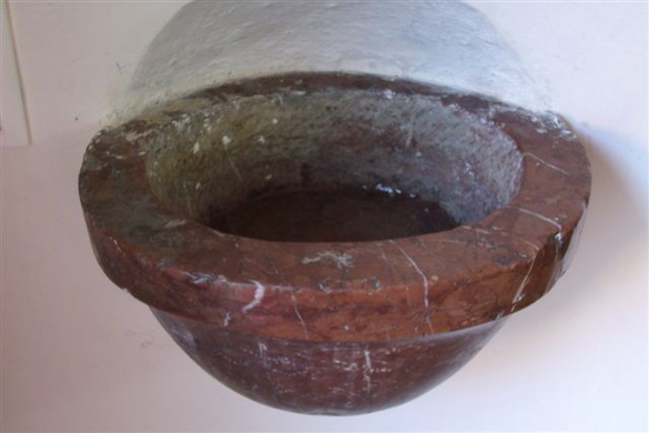 GeologWand_Weihwasserkessel_komprimiert.JPG