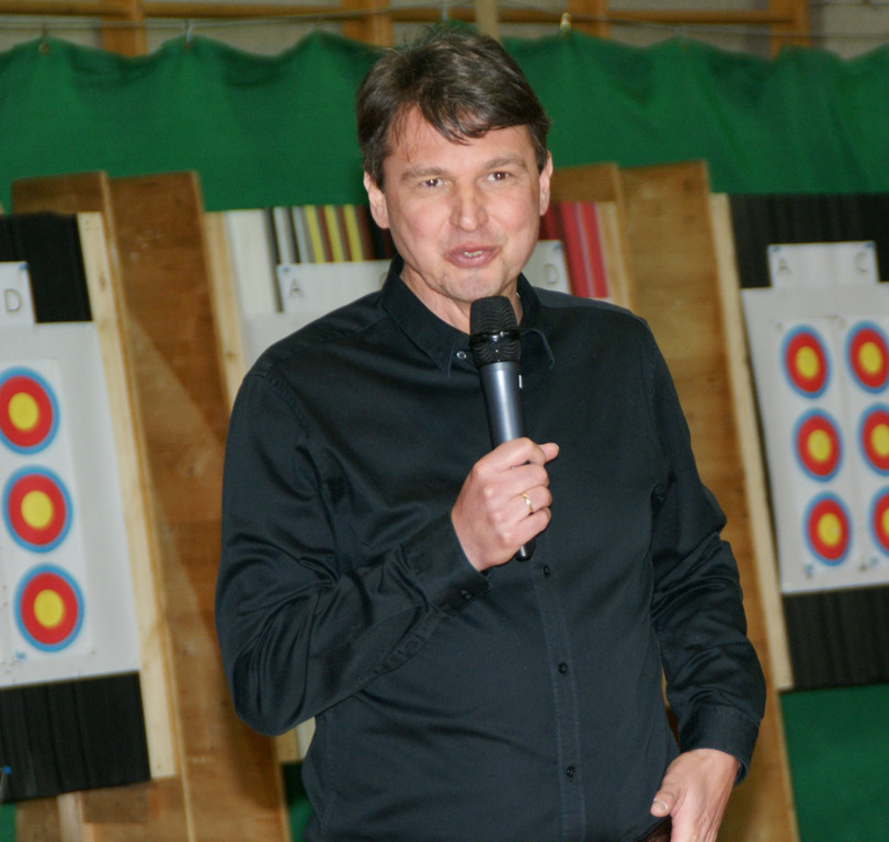 Kurt Fischer begr____te die Bogensportler in der Sporthalle.JPG