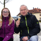 BK_Bianca und Harald genossen ihr erstes Eis in Nofels.jpg