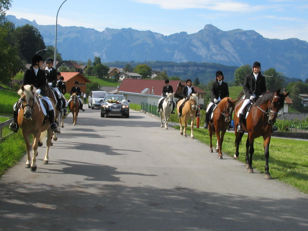 Spalierstehen bei Hochzeit.JPG