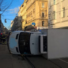 Lkw in der Josefstadt nach Verkehrsunfall umgestürzt