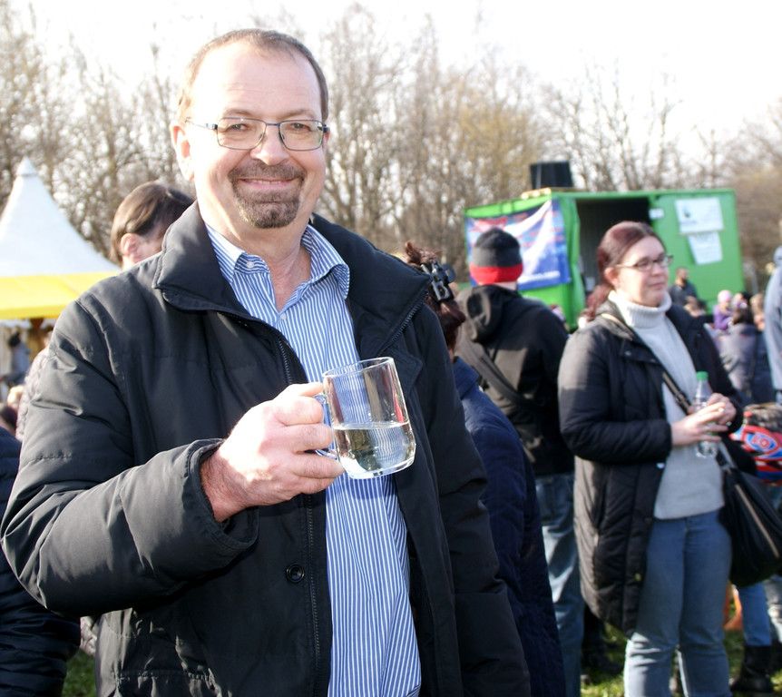 Auch Rainer Siegele feierte mit den Kindern am Funkenplatz.JPG