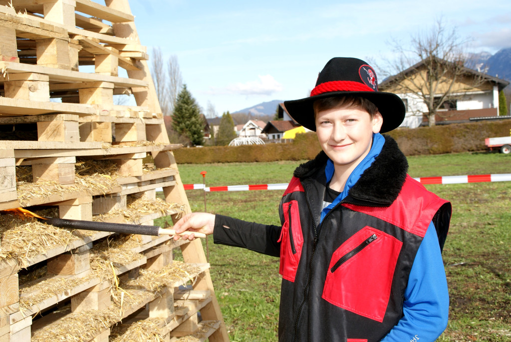 Manuel - das Feuer ist gelegt.JPG