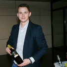 Manuel Ortner mit edlen Tropfen vom Weingut Hagn.JPG