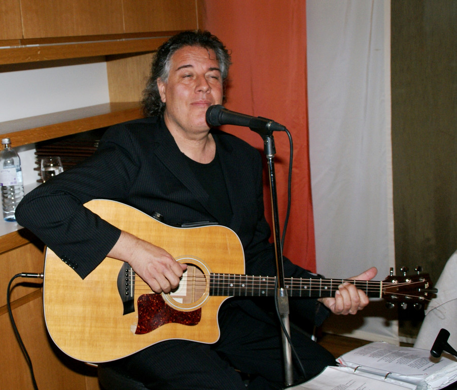 Klaus Bachmayer unterhielt mit Backiground-Musik.JPG