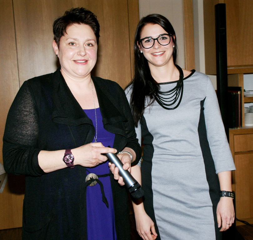 v_li_ Ulrike Fink und Iris Maier begr____ten die G__ste.JPG