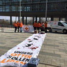 Kundgebung für von Tötung bedrohte Fischotter vor dem Landhaus in St. Pölten