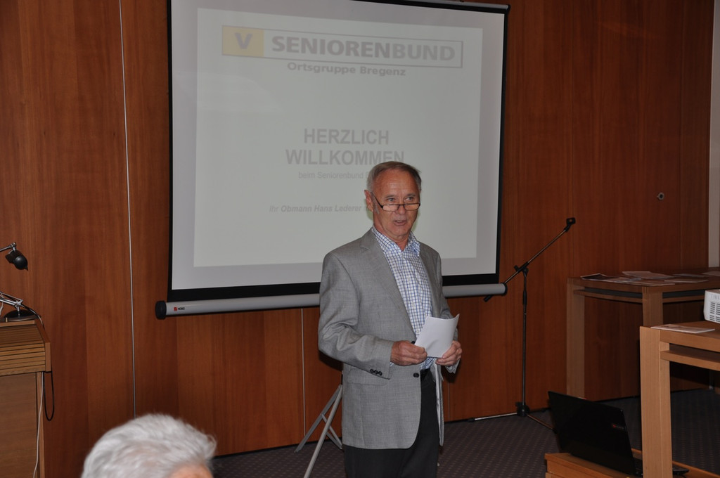 Obmann Hans Lederer informiert.jpg