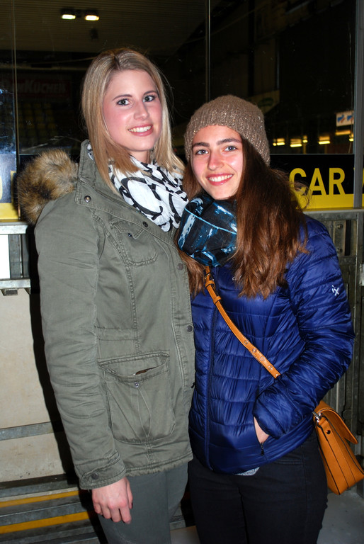 Sarah L__ngle und Lisa Schmid - Altach Fans.JPG