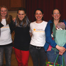 Helfer mit Besucher.JPG