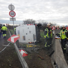 Lieferwagen über Betonleitwand katapultiert: Bilder vom Unfall auf der A23