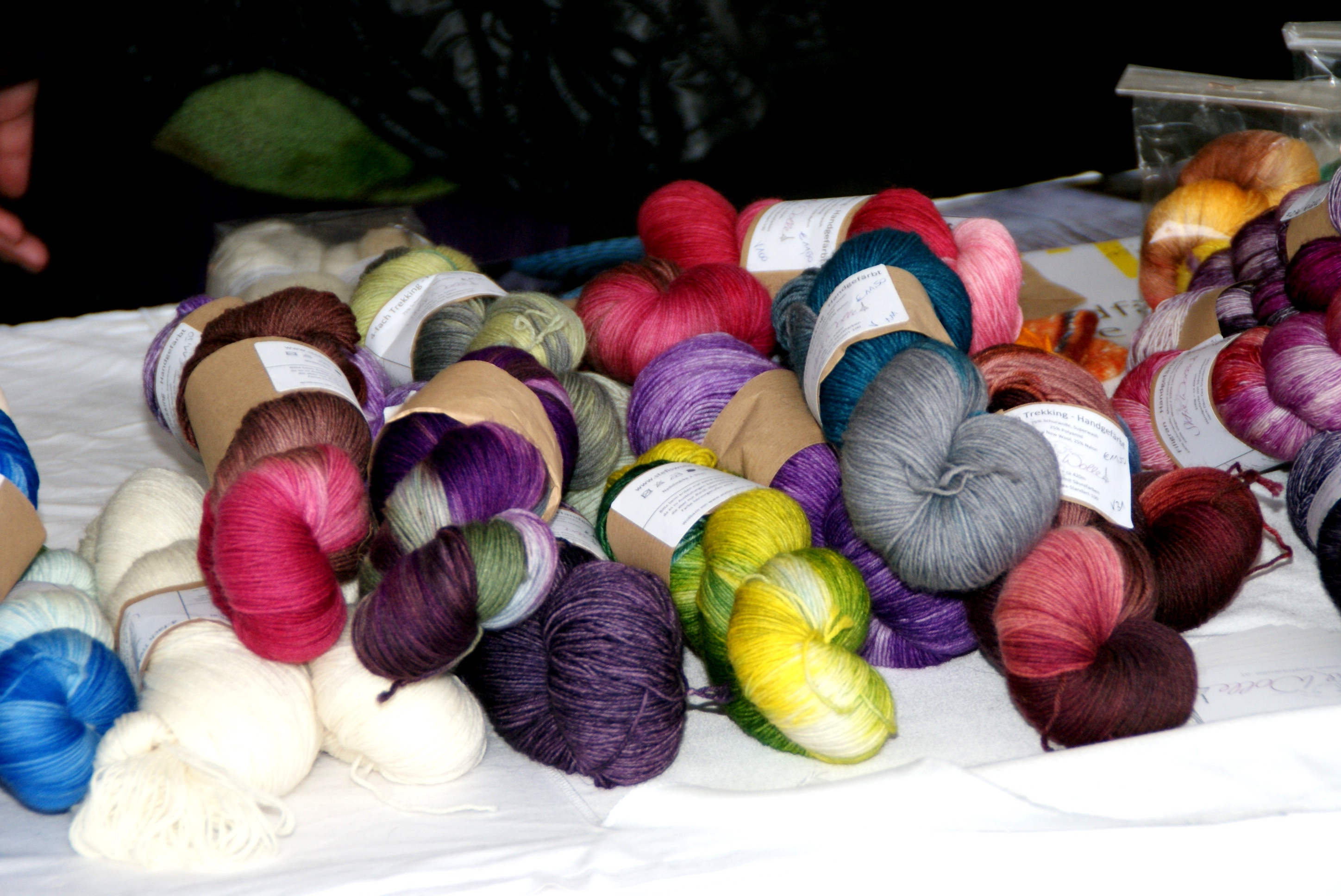 Bunte Wollkn__uel verf__hren zum Stricken und H__keln.JPG