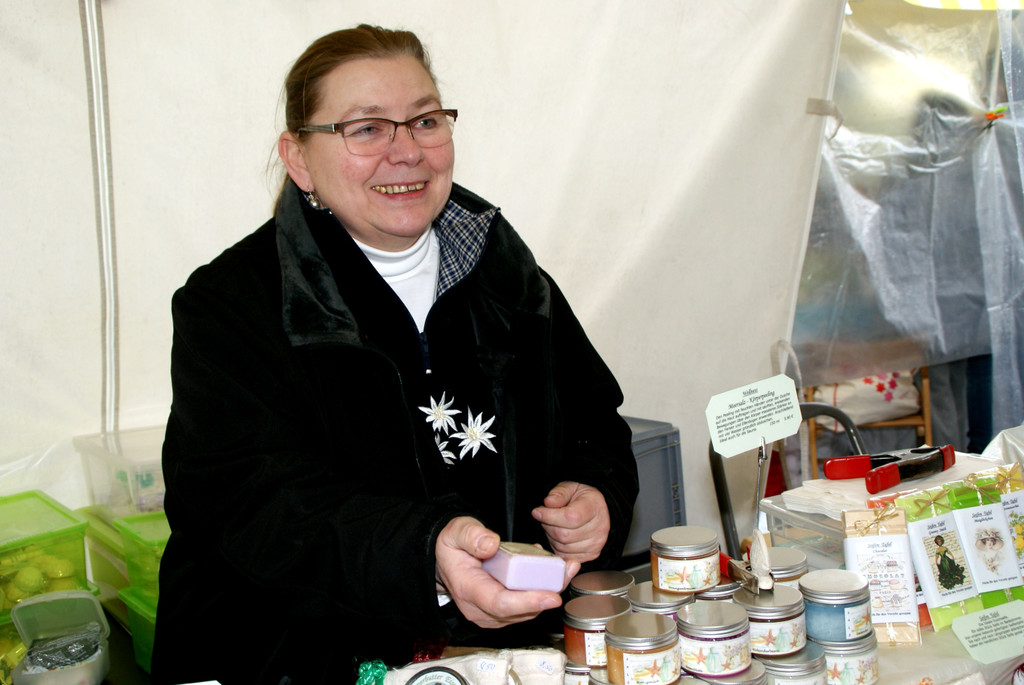 Hannelore mit handgefertigten Seifen.JPG
