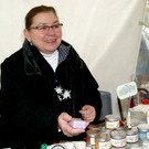 Hannelore mit handgefertigten Seifen.JPG