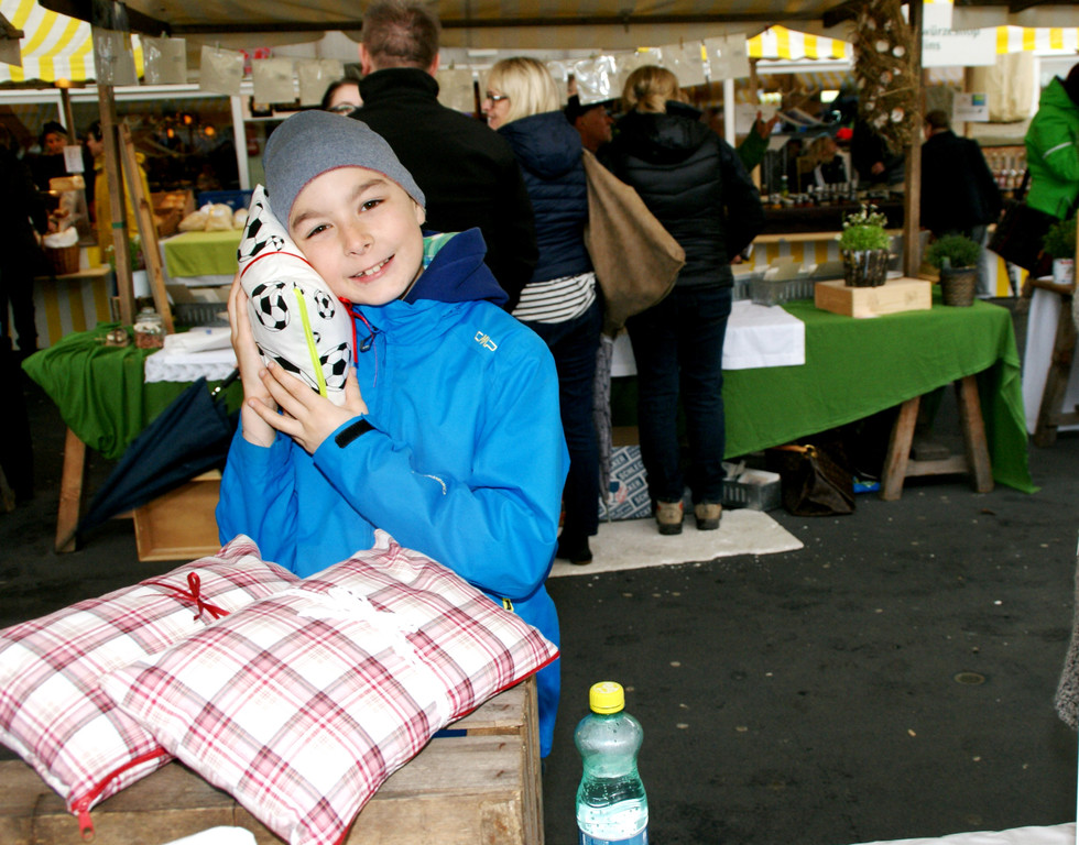 Moritz kuschelt mit einem Zirbenholzkissen.JPG