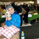 Moritz kuschelt mit einem Zirbenholzkissen.JPG