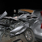 Auto kracht gegen Brückengeländer