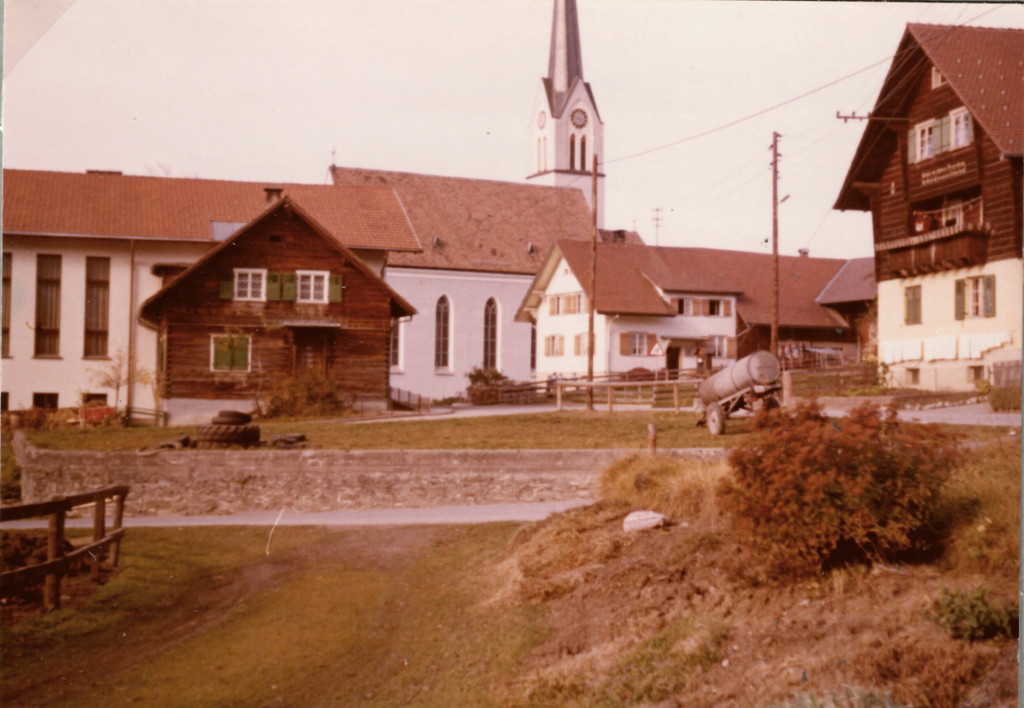 1_fraxern vor ausbau L69  dorfkreuzung_8-11-1972.jpg