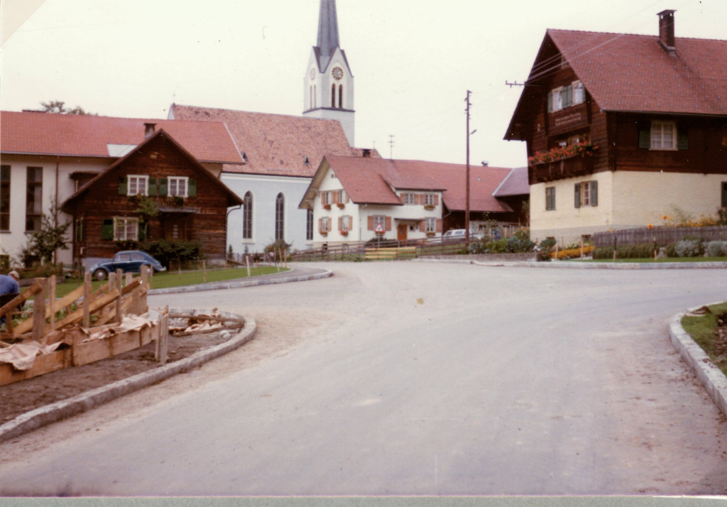 1_fraxern_nach bau L69_Dorfkreuzung_1974.jpg