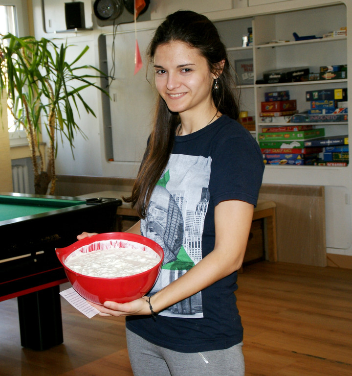 Konstantina mit Tzatziki.JPG