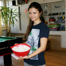 Konstantina mit Tzatziki.JPG