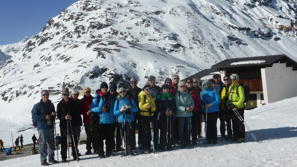 P1220506 Gruppe bei Hotel Piz Buin.JPG