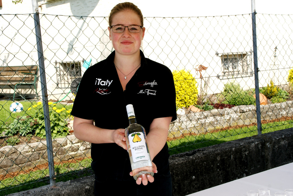 Chiara kredenzte eine s__ffige Williamsbirne.JPG