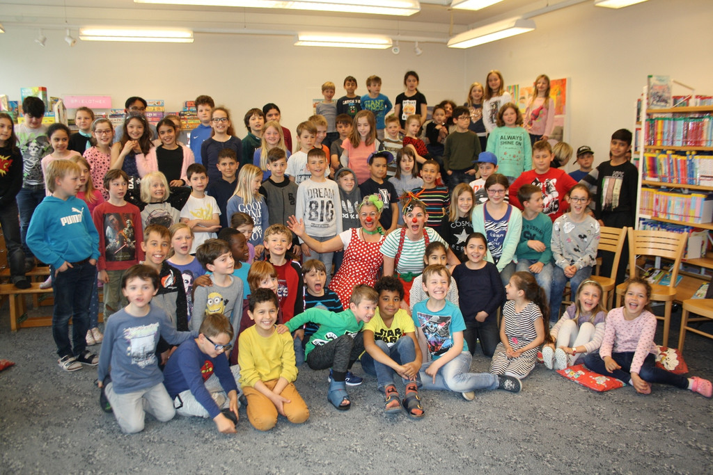 Lesetag Volksschule A CLOWNTHEATER Klassenfoto 06-04-2017 _4_.JPG