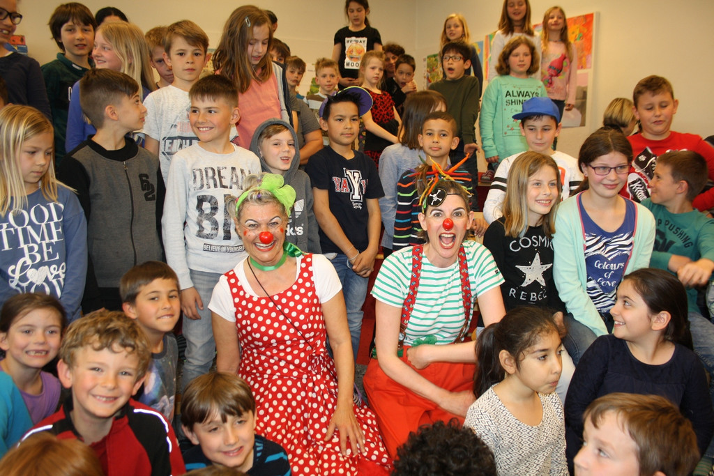 Lesetag Volksschule A CLOWNTHEATER Klassenfoto 06-04-2017 _5_.JPG