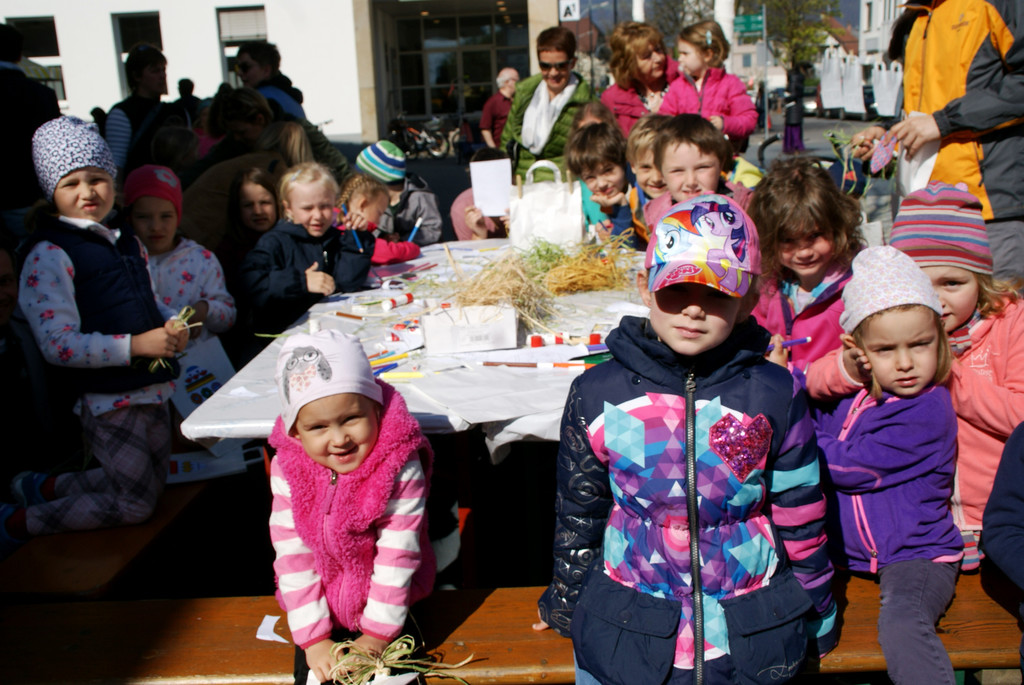 Am Kindertisch wurde flei__ig gebastelt.JPG