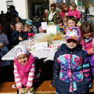 Am Kindertisch wurde flei__ig gebastelt.JPG