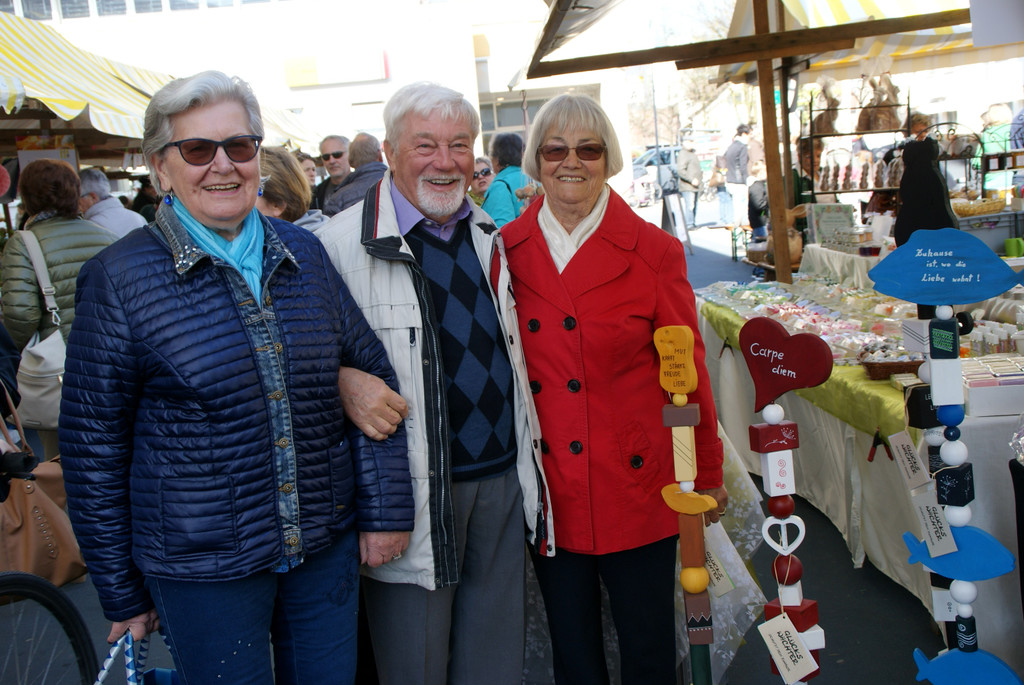 Heitere Stimmung auf dem Ostermarkt.JPG