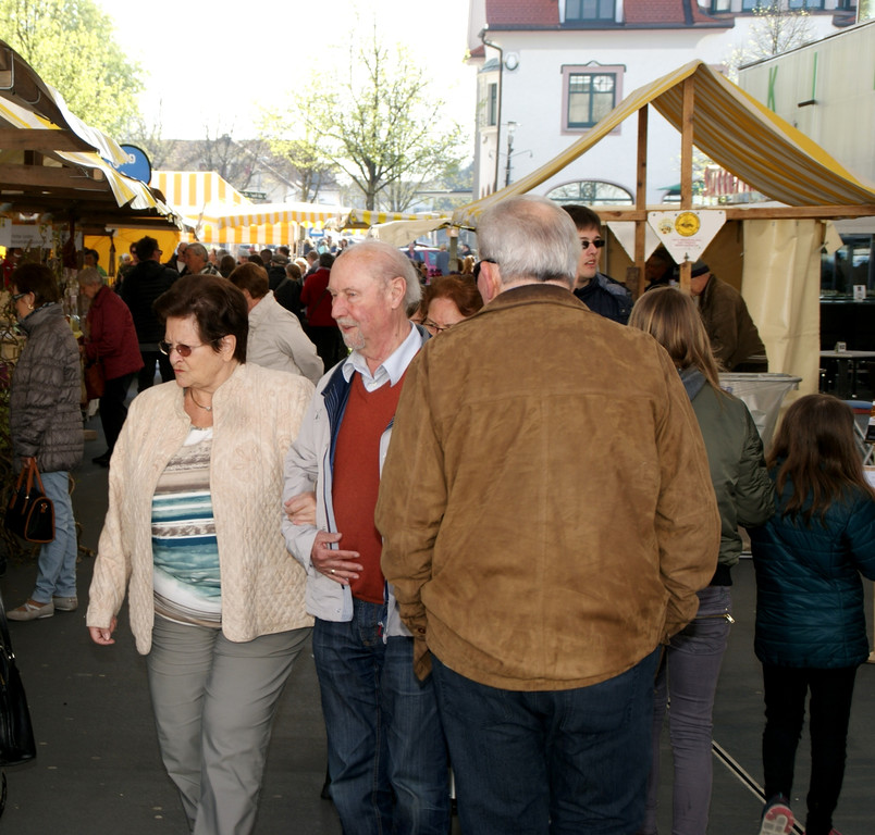 Man schlenderte gem__tlich __ber den Markt.JPG