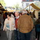 Man schlenderte gem__tlich __ber den Markt.JPG