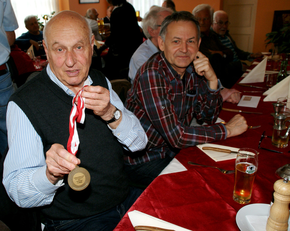 Die Lustenauer Mannschaft erreichte Bronze - Walter B__chele zeigt stolz die Medaille.JPG