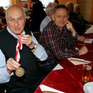 Die Lustenauer Mannschaft erreichte Bronze - Walter B__chele zeigt stolz die Medaille.JPG