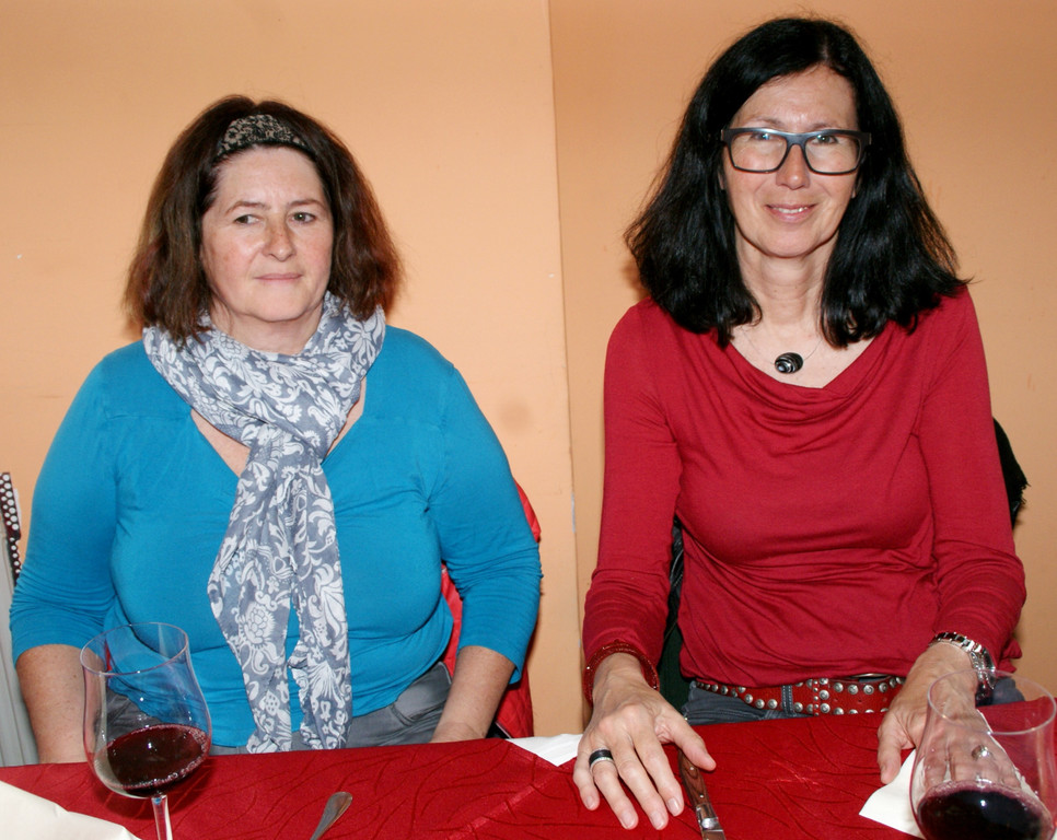 Elfriede Ulbing und Hela Oberhofer ma__en sich mit den M__nnern am Schachbrett.JPG