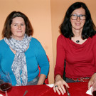 Elfriede Ulbing und Hela Oberhofer ma__en sich mit den M__nnern am Schachbrett.JPG