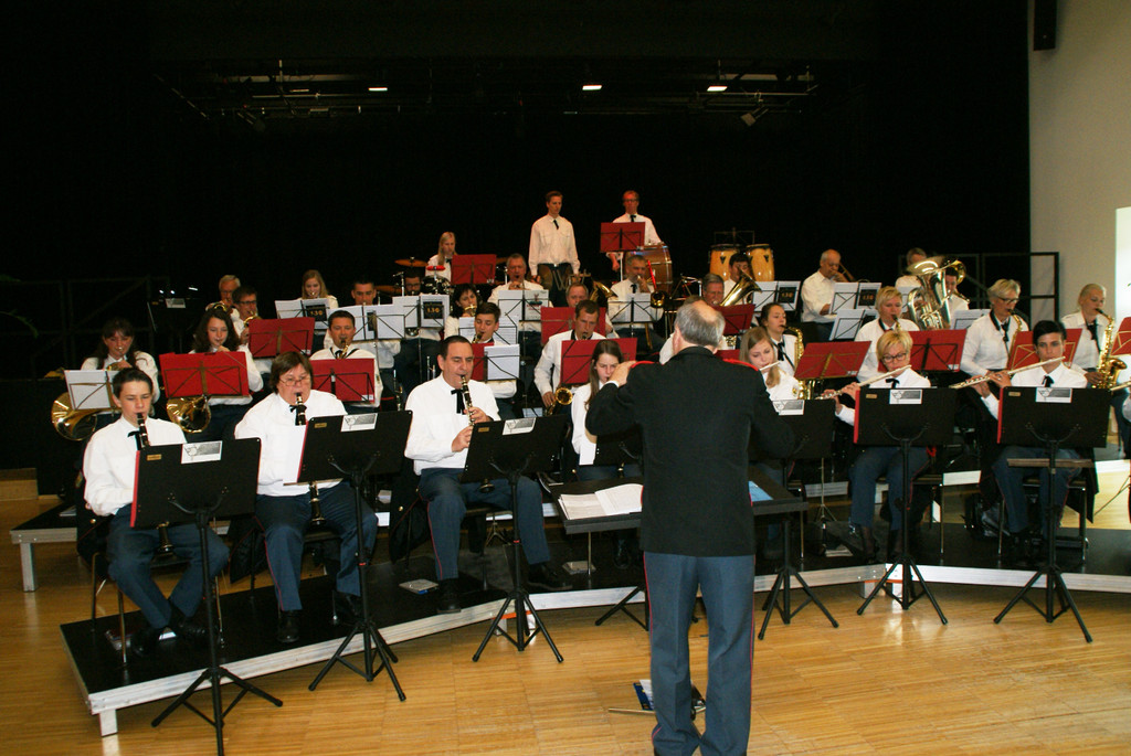 Die Sch__tzenmusik spielte zum Fr__hschoppen auf.JPG