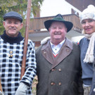 Franz-Josef Mathies und Angelika Walch kamen in alter Skibekleidung und feierten mit Erich Brunner _Mitte_ _1_.jpg