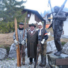 Franz-Josef Mathies und Angelika Walch kamen in alter Skibekleidung und feierten mit Erich Brunner _Mitte_ _2_.jpg