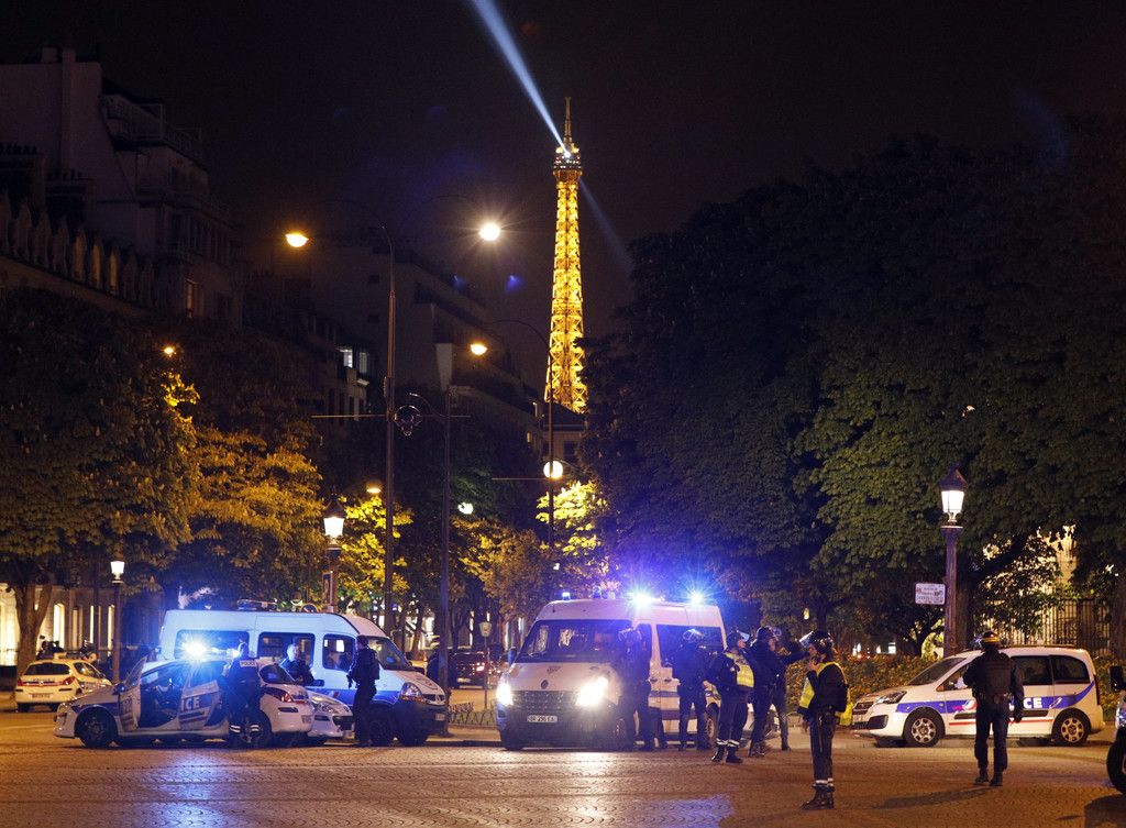 APTOPIX_France_Paris_Police_Shot_65514.jpg