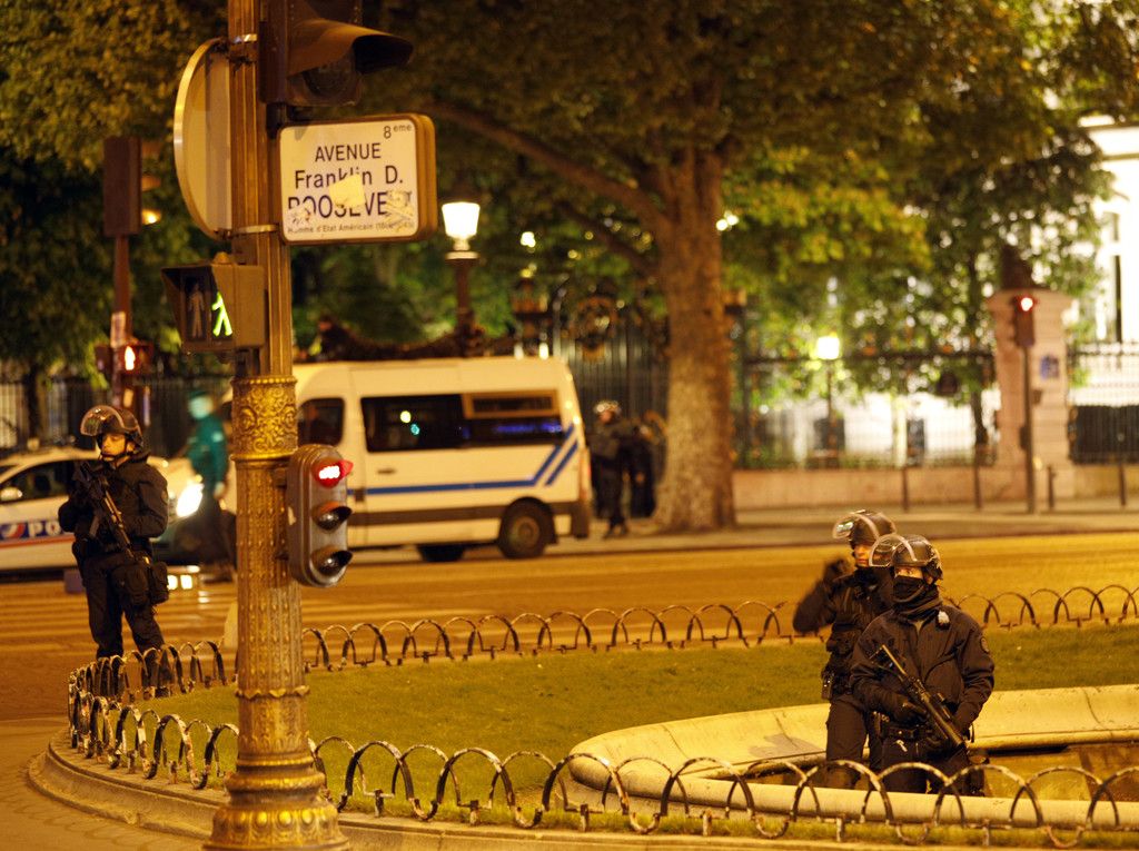 France_Paris_Police_Shot_42533.jpg